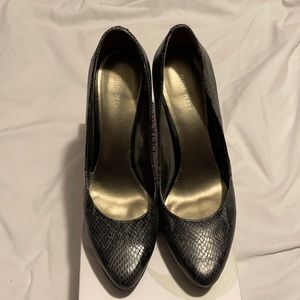 Nine West snakeskin pump